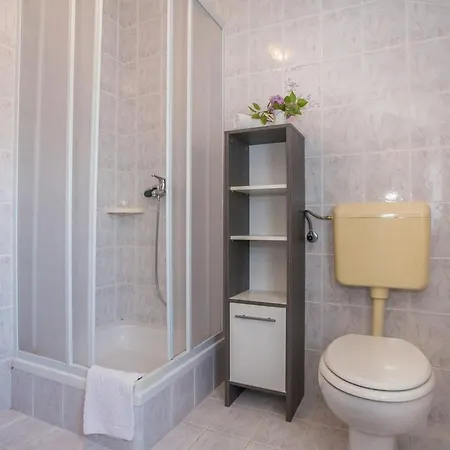 Апартаменти Lovely In With Wifi Пореч