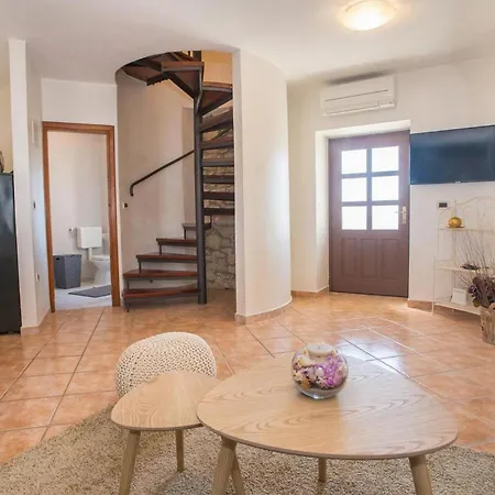 Апартаменти Lovely In With Wifi Пореч