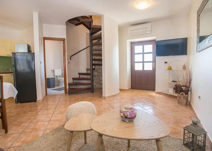 Апартаменти Lovely In With Wifi Пореч